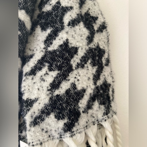 New DKNY Women's Oversized Houndstooth Fringes Scarf Black & Cream Blanket Wrap - Picture 4 of 9